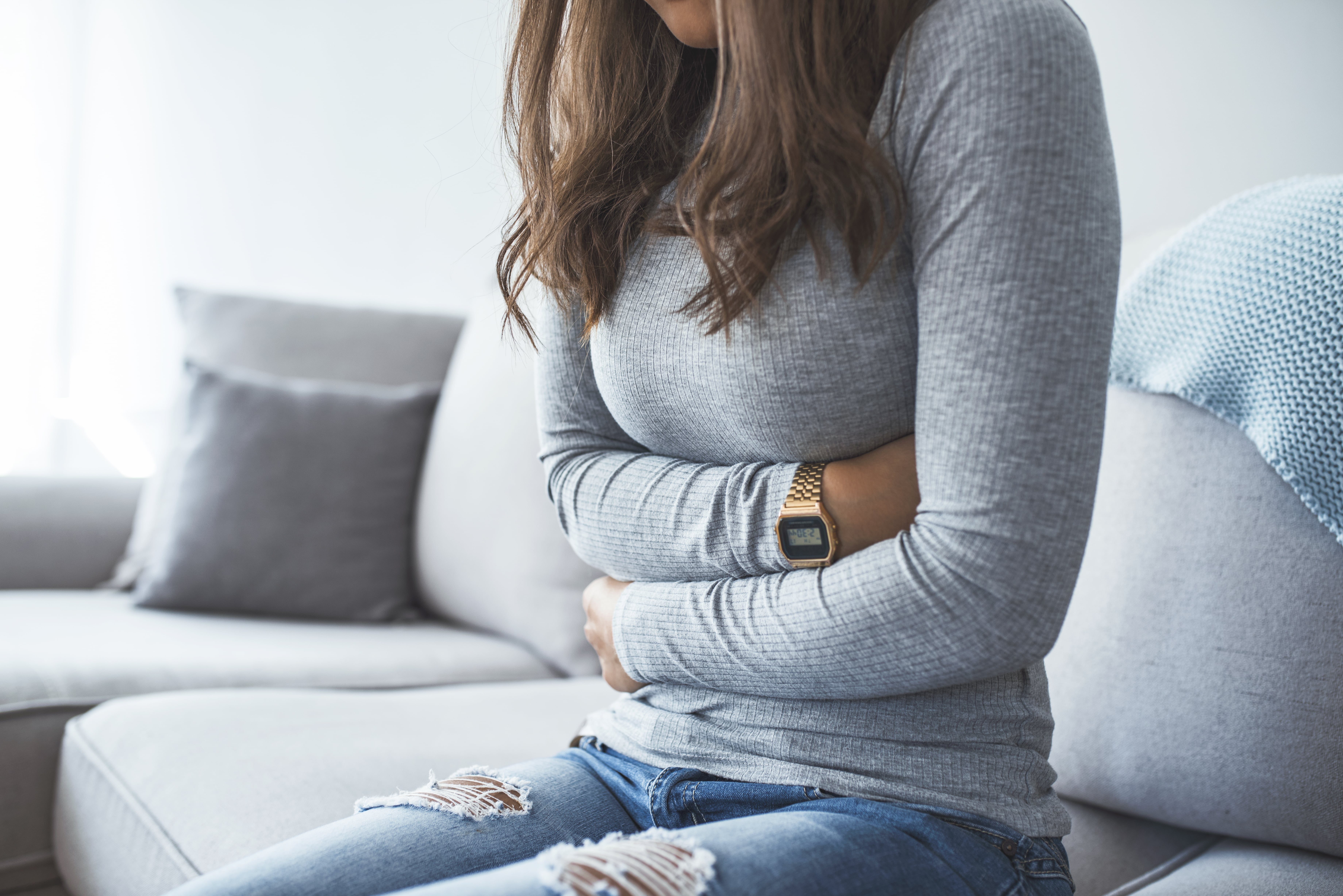 Frau verschränkt die Arme über dem Bauch – Titelbild des jameda Blogposts zum Thema Darm- und Magenspiegelungen sind auf jameda gefragt