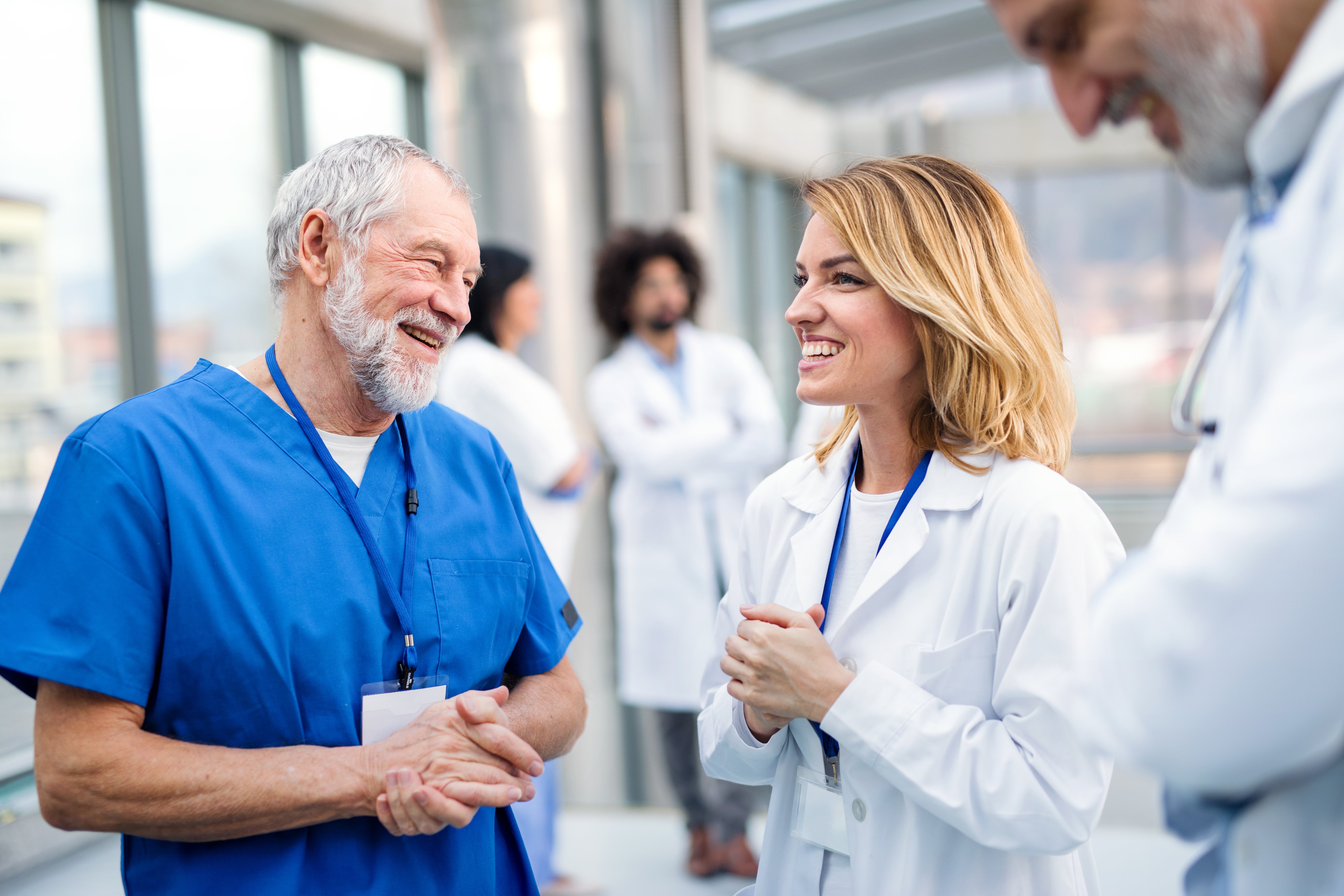 Zwei Ärzte unterhalten sich lächelnd – Titelbild des jameda Blogposts zum Thema jameda Referral-Programm