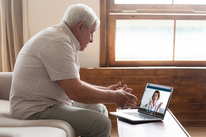 Patient während der Videosprechstunde mit seiner Ärztin