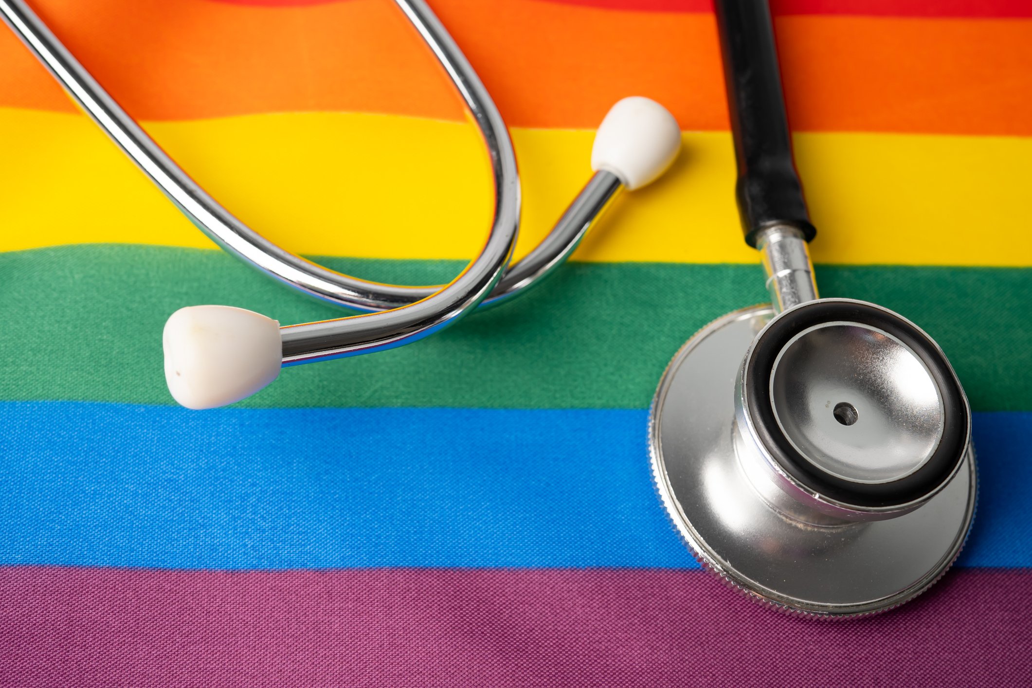 Stethoskop auf einer Pride-Flagge – Titelbild des jameda Blogposts zum Thema Queer in der Praxis: die Ergebnisse unserer LGBTQIA-Umfrage