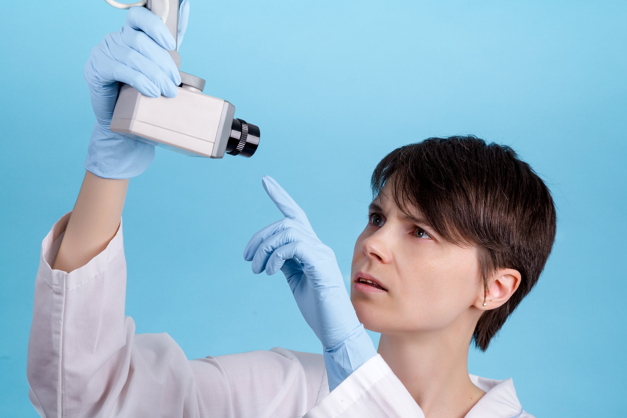 Eine Ärztin hält eine Überwachungskamera in ihrer Hand – Titelbild des jameda Blogposts zum Thema "die häufigsten Datschutzfallen in Ihrer Zahnarztpraxis!