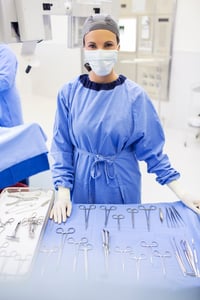 Foto einer Ärztin vor unruhigem Hintergrund im Operationssaal
