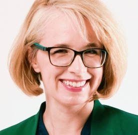 Headshot Frau Dr. Claudia Kanitz