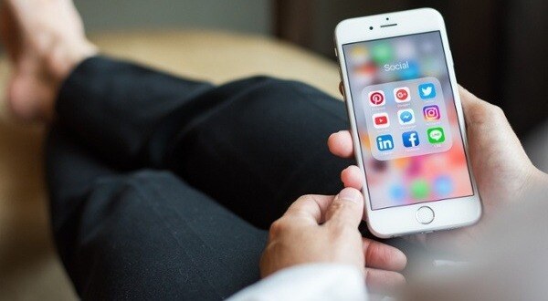 Social-media-app-icons-on-Iphone-7-screen-smartphone-with-mobile-internet-network-technology-for-people-digital-4_0-lifestyle_-1050964196_1258x838-1-1-1