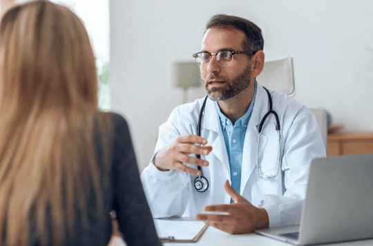 Arzt klärt Patientin auf