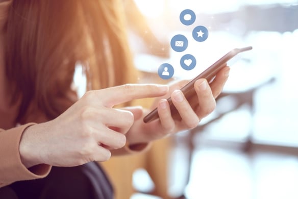 Patientin schaut sich den Social Media Auftritt einer Praxis auf dem Smartphone an